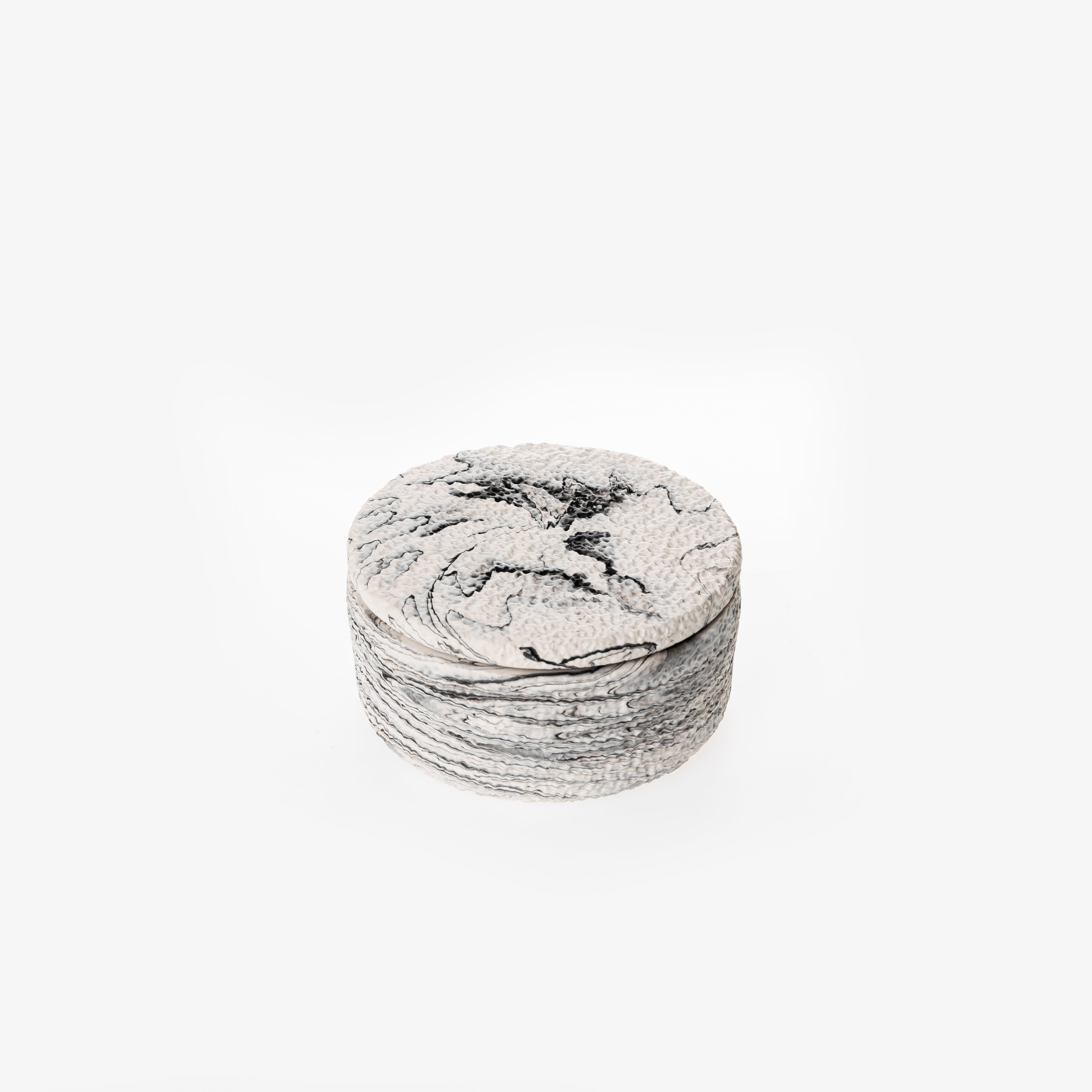 TEXTURED CANDLE [BLACK MARBLE]