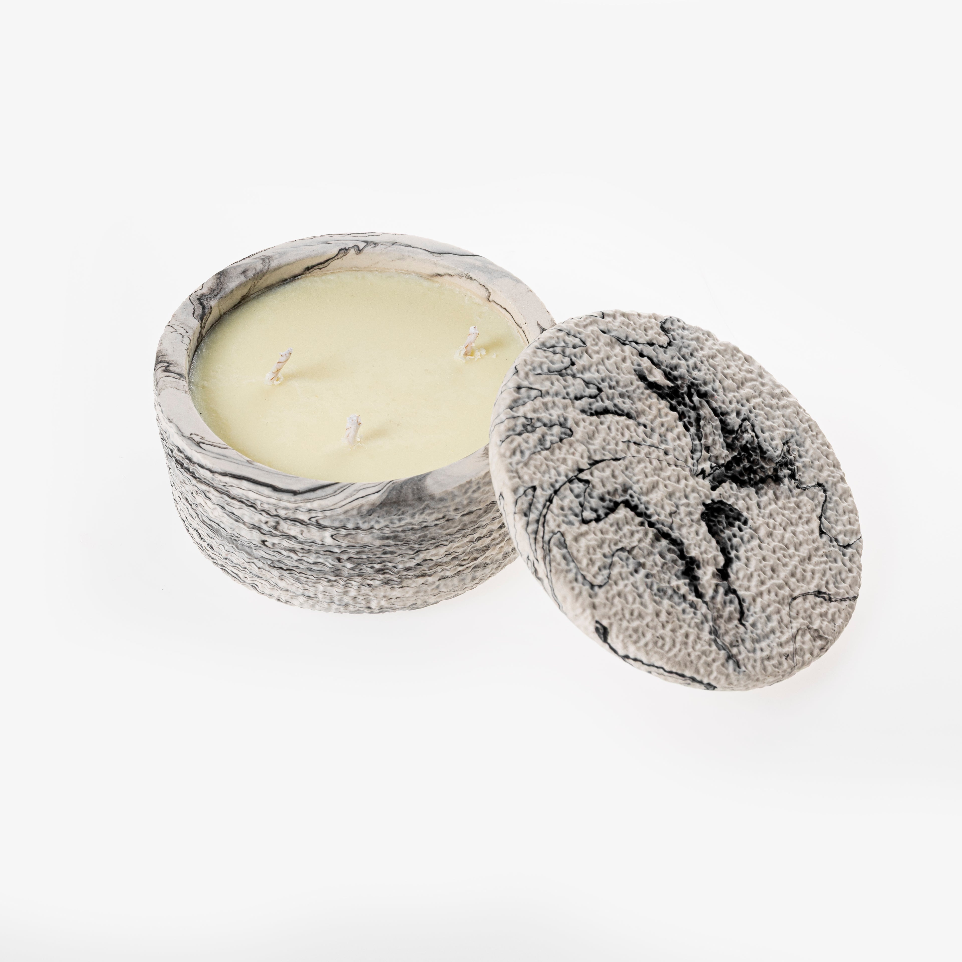 TEXTURED CANDLE [BLACK MARBLE]