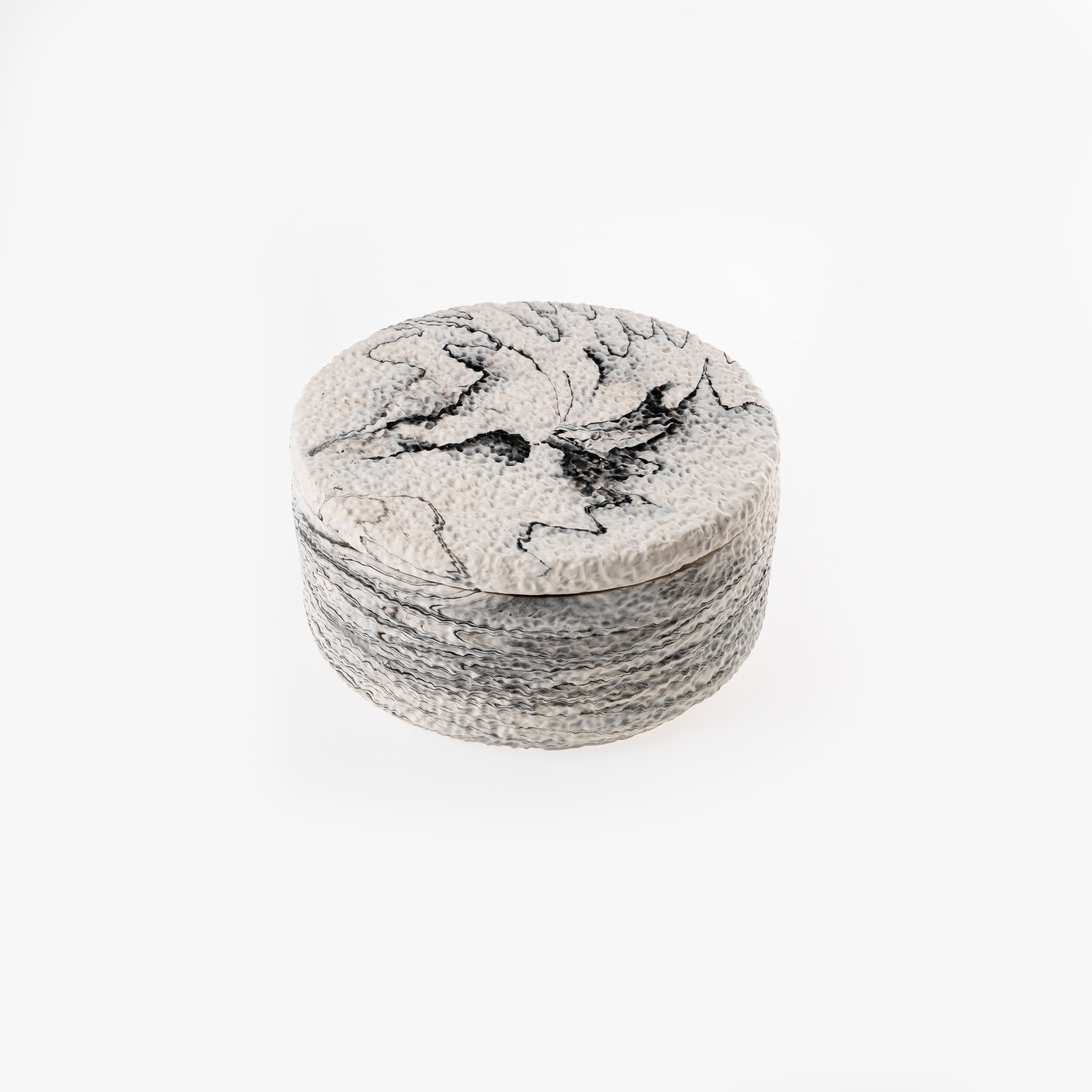 TEXTURED CANDLE [BLACK MARBLE]
