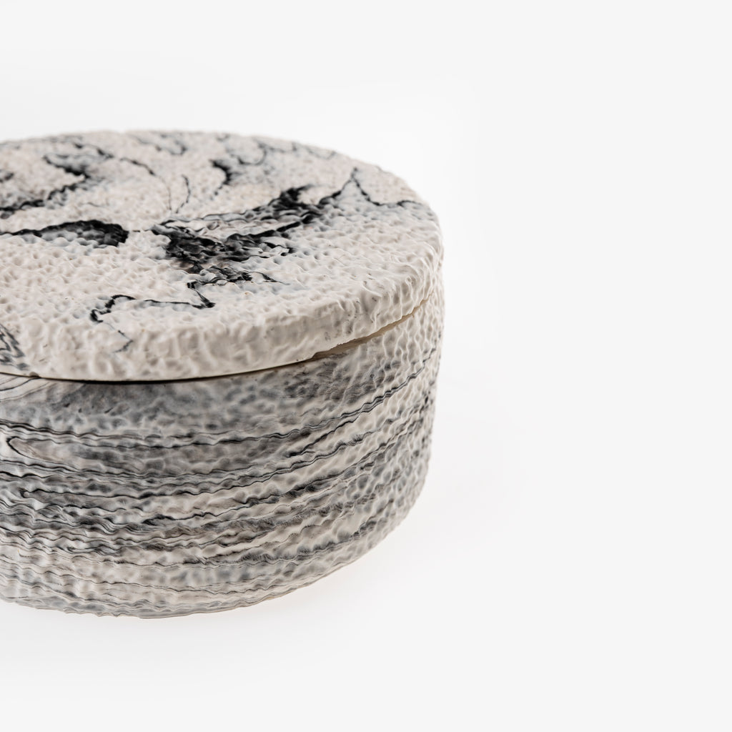 TEXTURED CANDLE [BLACK MARBLE]